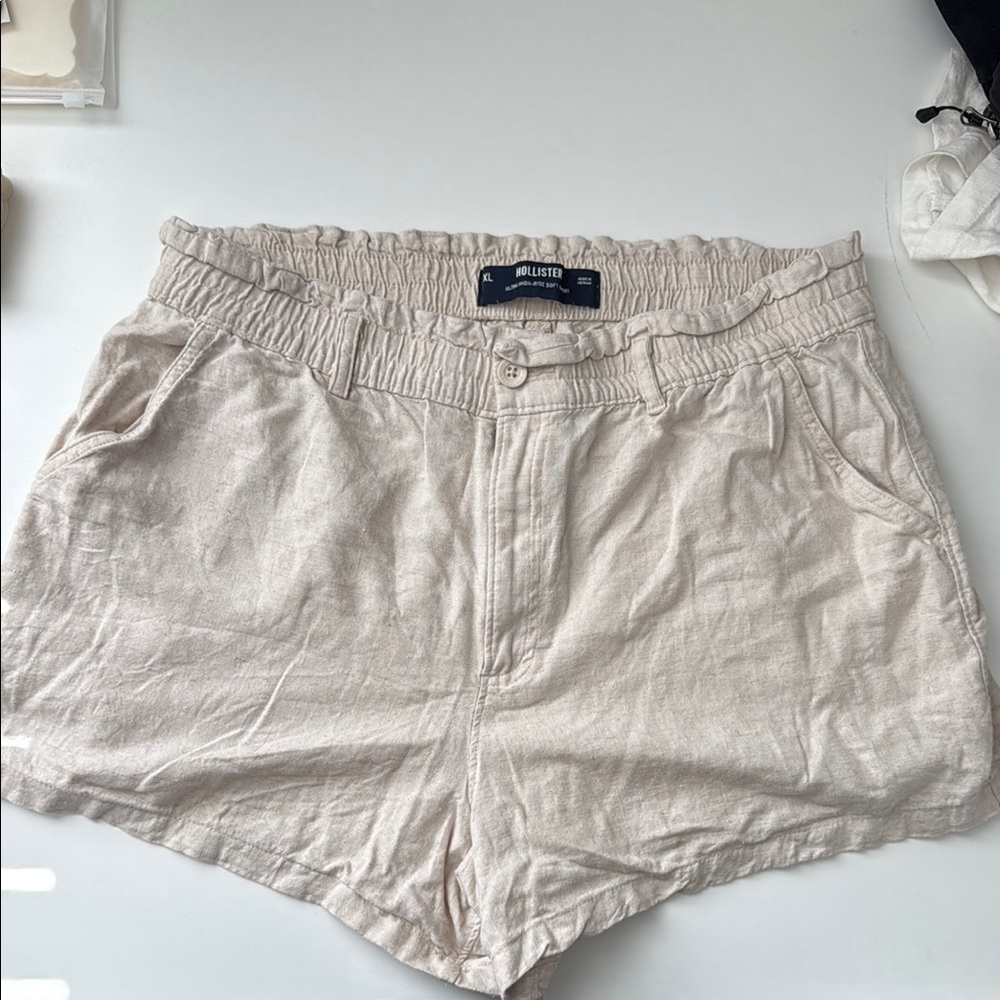 Hollister Women's Cream Shorts